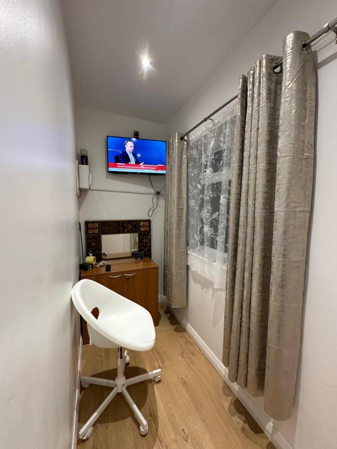 Luxury Ensuite 2Nd Studio Flat With Great Views In Keedonwood Road With Fully Own Bathroom Newly Added And Private Kitchenette Bromley Exterior foto