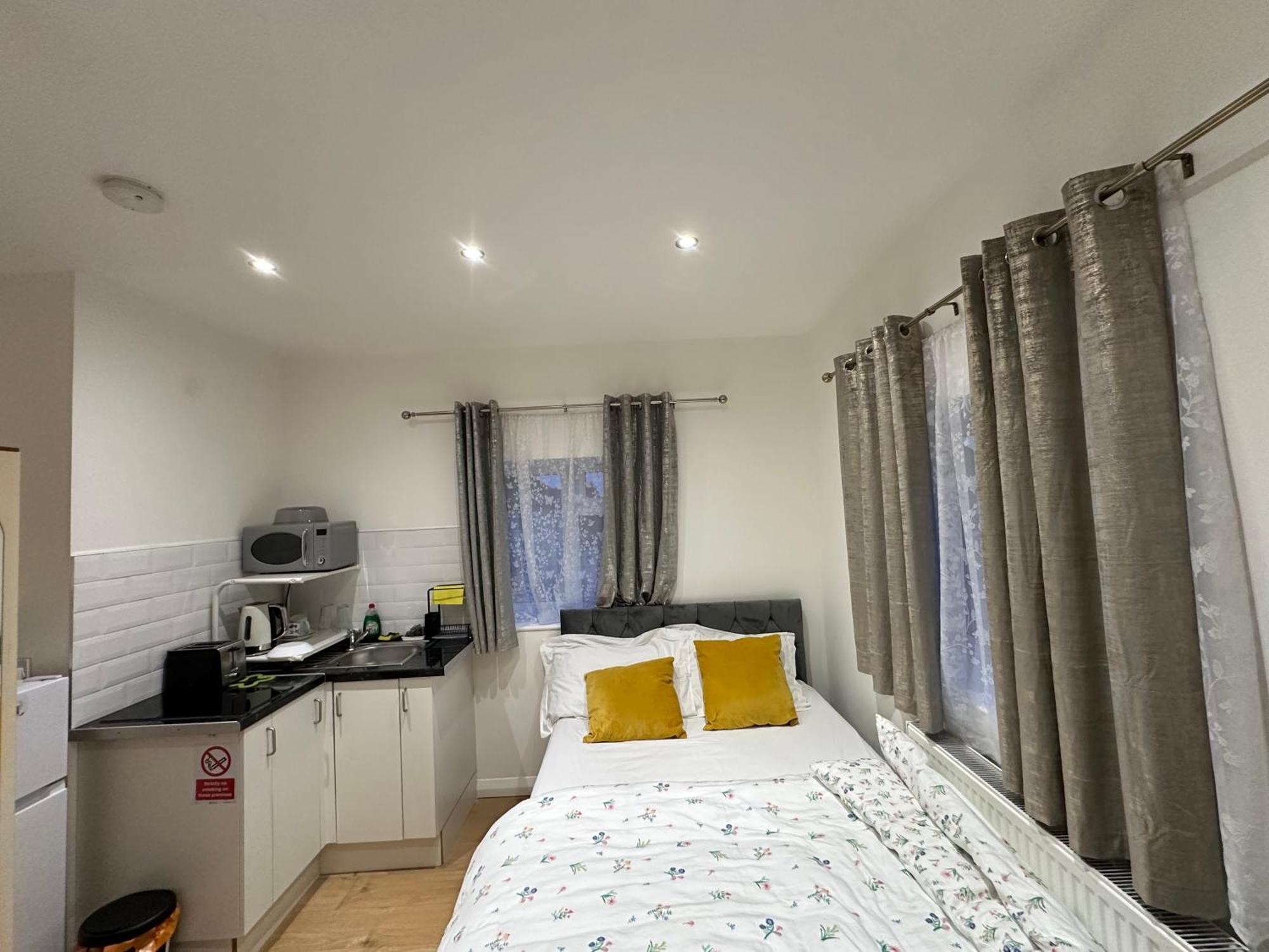Luxury Ensuite 2Nd Studio Flat With Great Views In Keedonwood Road With Fully Own Bathroom Newly Added And Private Kitchenette Bromley Exterior foto
