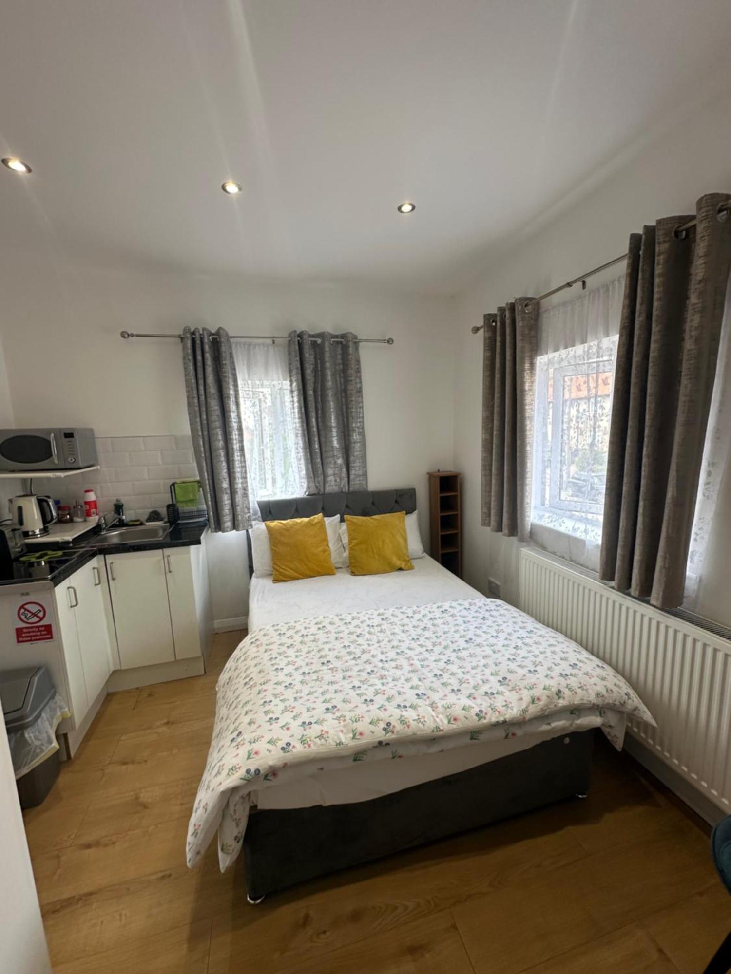 Luxury Ensuite 2Nd Studio Flat With Great Views In Keedonwood Road With Fully Own Bathroom Newly Added And Private Kitchenette Bromley Exterior foto