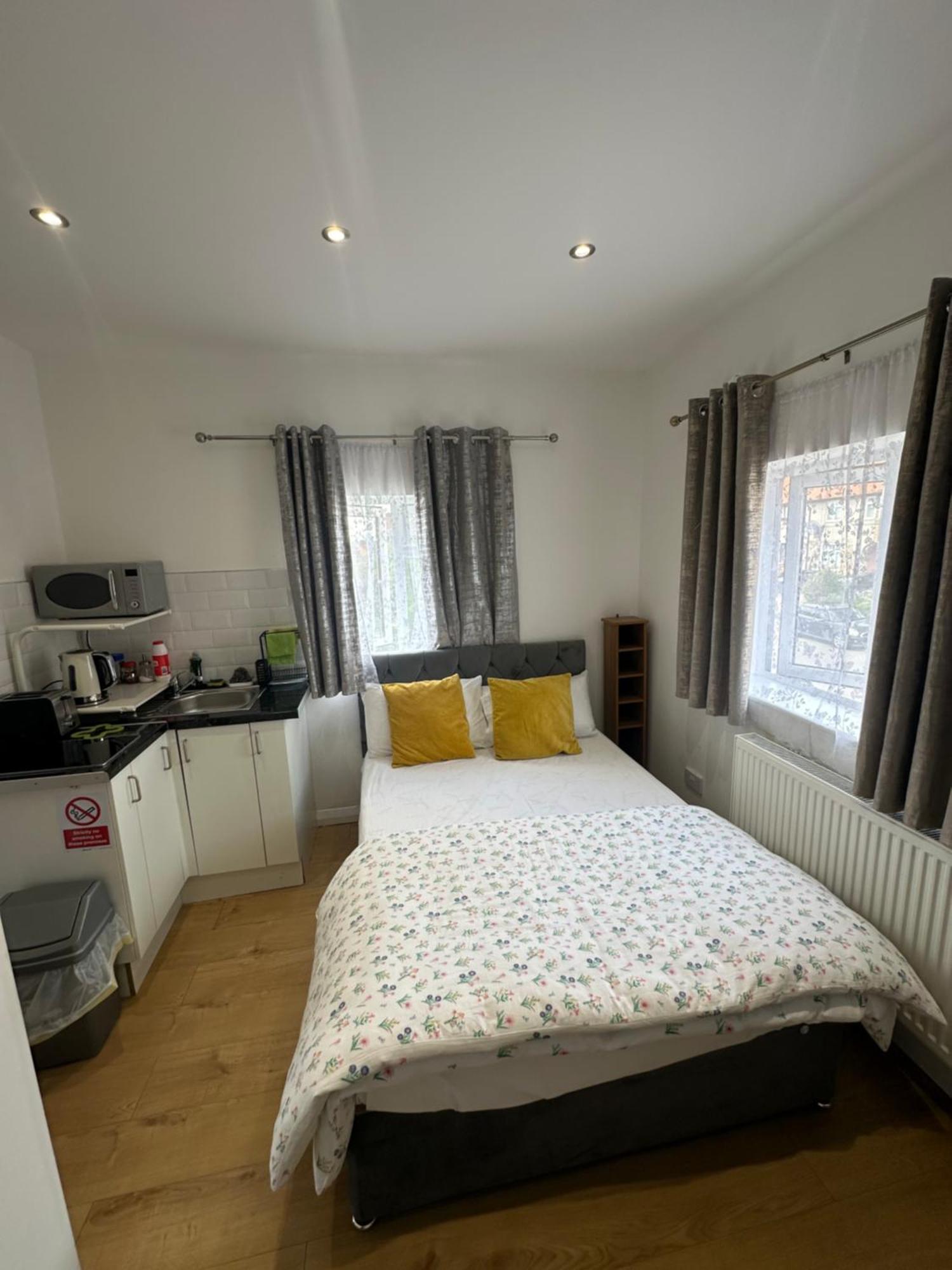 Luxury Ensuite 2Nd Studio Flat With Great Views In Keedonwood Road With Fully Own Bathroom Newly Added And Private Kitchenette Bromley Exterior foto