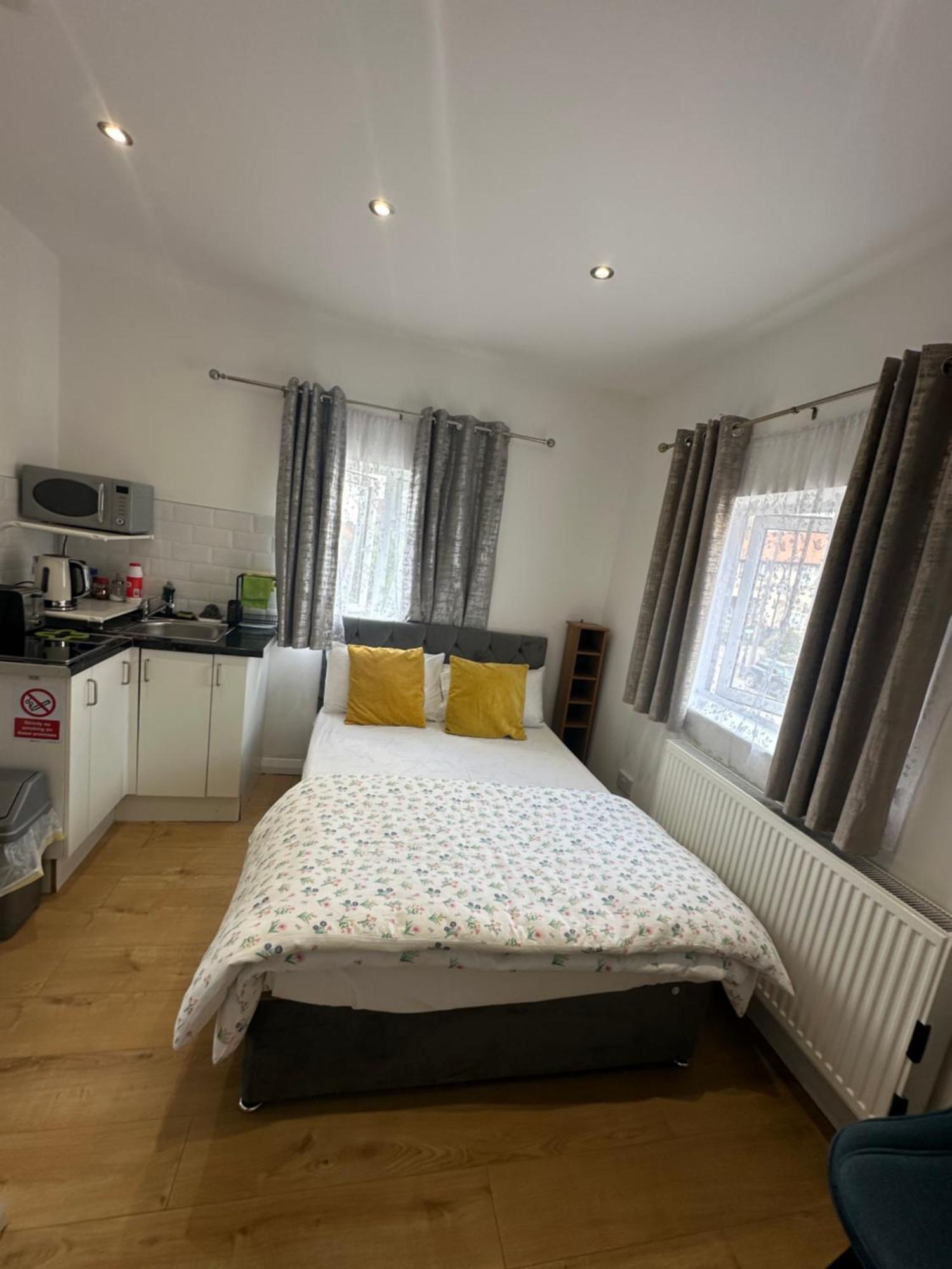 Luxury Ensuite 2Nd Studio Flat With Great Views In Keedonwood Road With Fully Own Bathroom Newly Added And Private Kitchenette Bromley Exterior foto